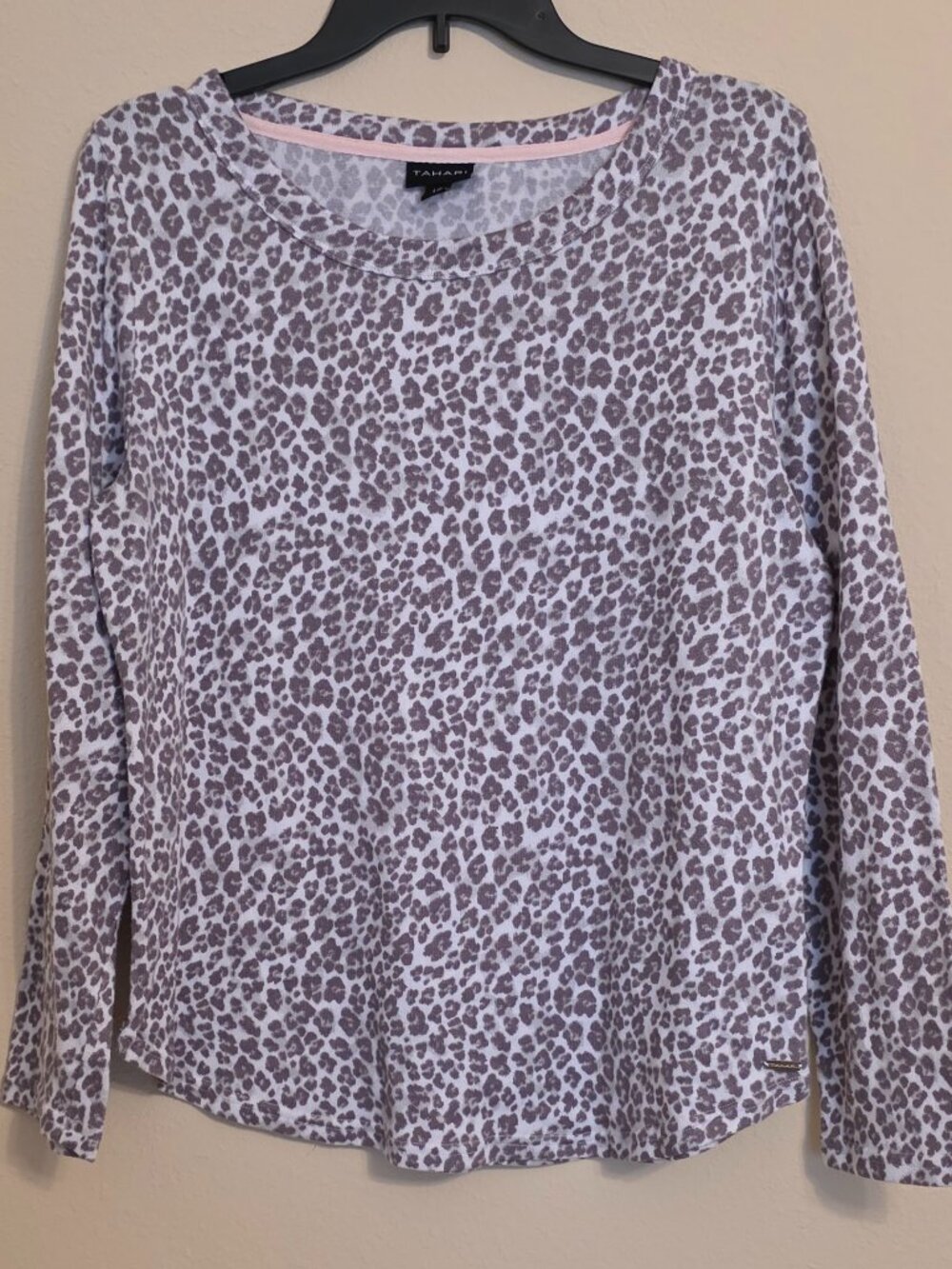 Tahari Soft Cozy Leopard Lounge Top Size L